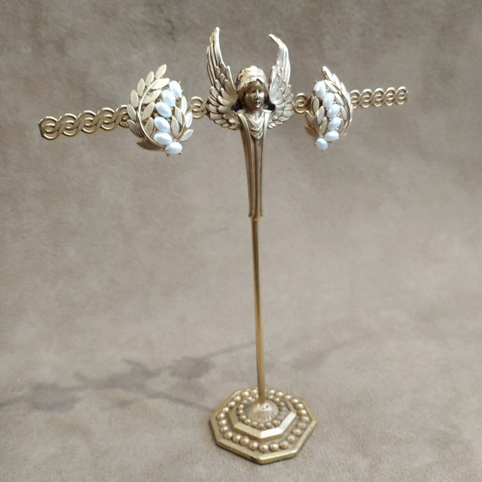 Trifari Pearl Leafy Flower Pearl And Gold Vintage Clip On Earrings