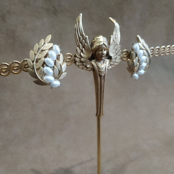 Trifari Pearl Leafy Flower Pearl And Gold Vintage Clip On Earrings