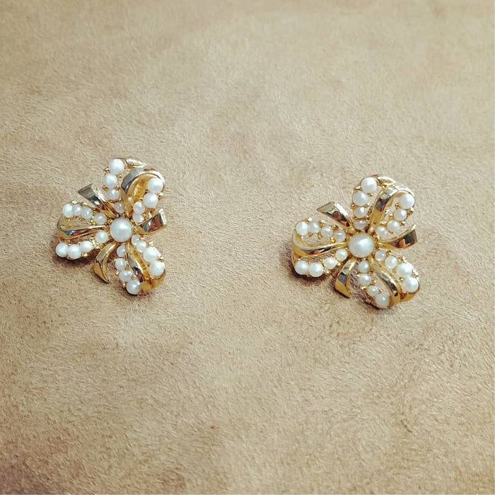 Trifari Leaf bow Pearls Shamrock Clip on earrings - The Hirst Collection