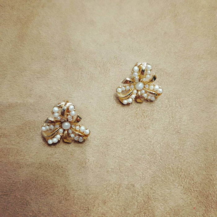 Trifari Leaf bow Pearls Shamrock Clip on earrings - The Hirst Collection
