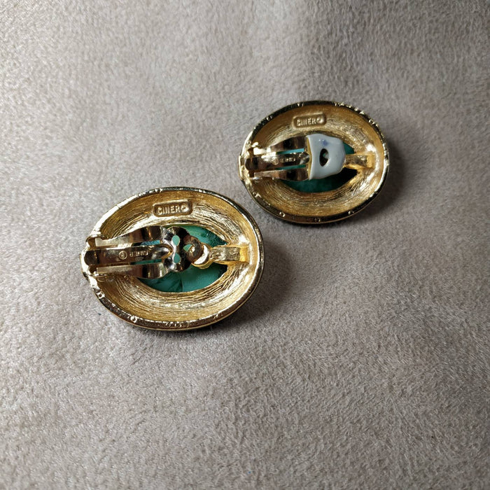 Ciner Vintage Earrings Green / black  Clip On - The Hirst Collection