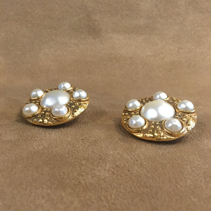 Vintage Chanel glass baroque pearl clip on earrings