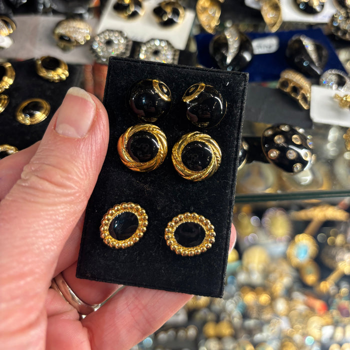 Vintage small swirly rim black studs earrings