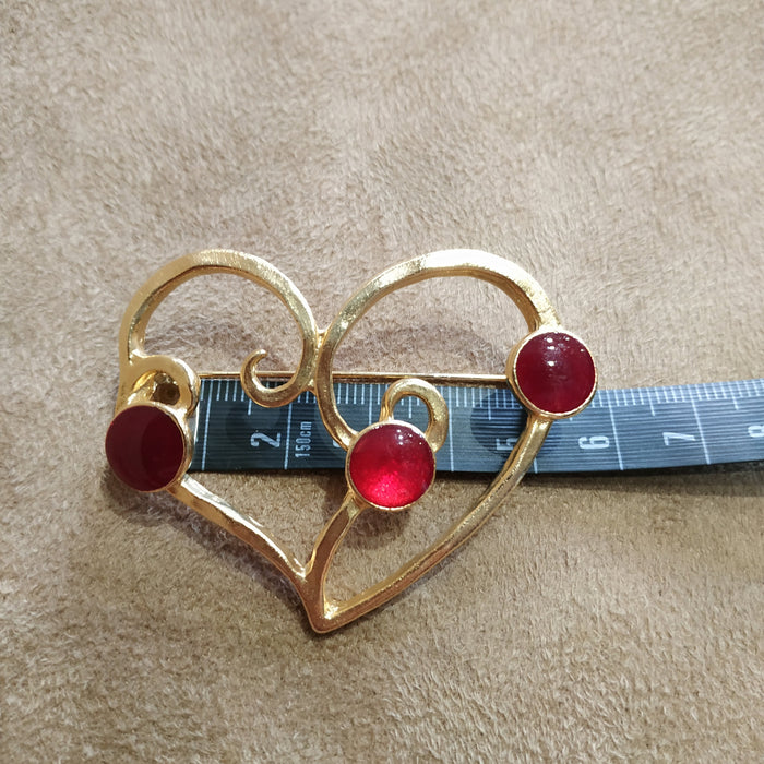 Gold entwined heart red brooch
