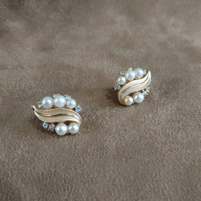 Trifari Golden Crystal Pearl Leafy Bridal Vintage Earrings 002