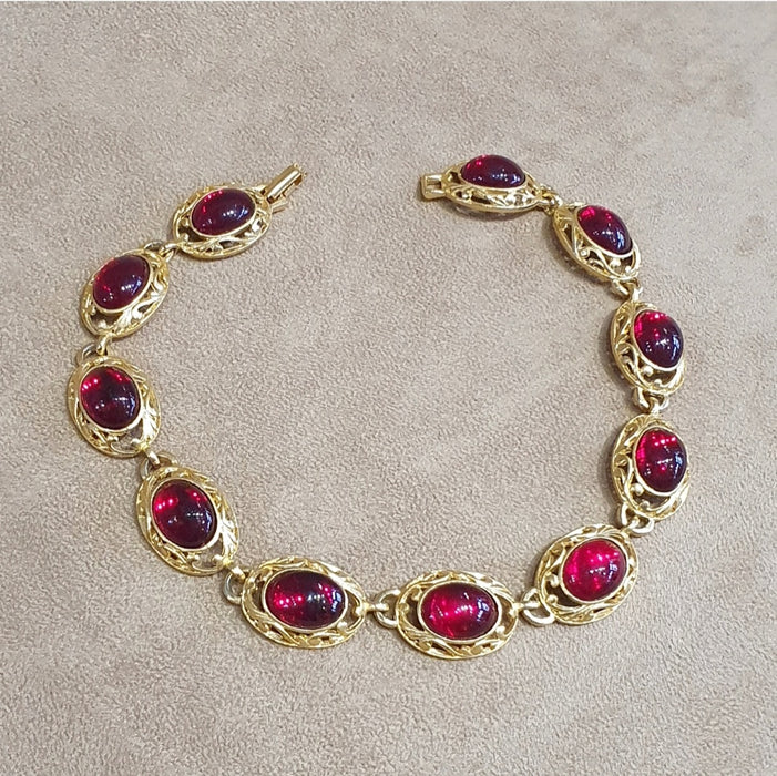 Red Glass  Oval Cabochon Gold Vintage Necklace