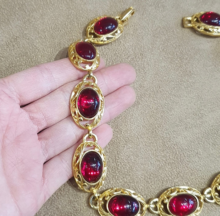 Red Glass  Oval Cabochon Gold Vintage Necklace