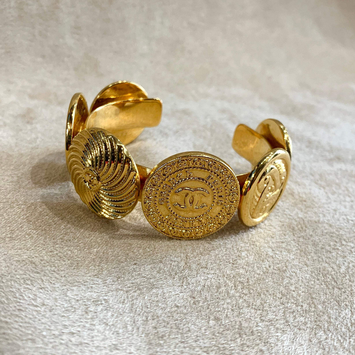 GOLD CHANEL BRACLET Chanel Yellow Gold Quilted Coco Crush Bangle Bracelet Medium main image 2