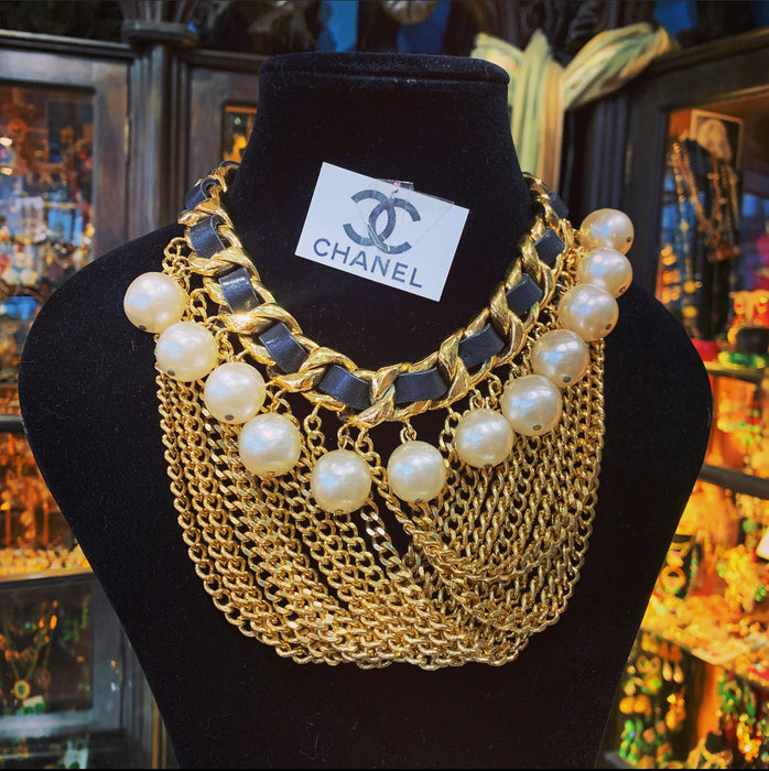 Iconic 80s Chanel Statement pearl necklace